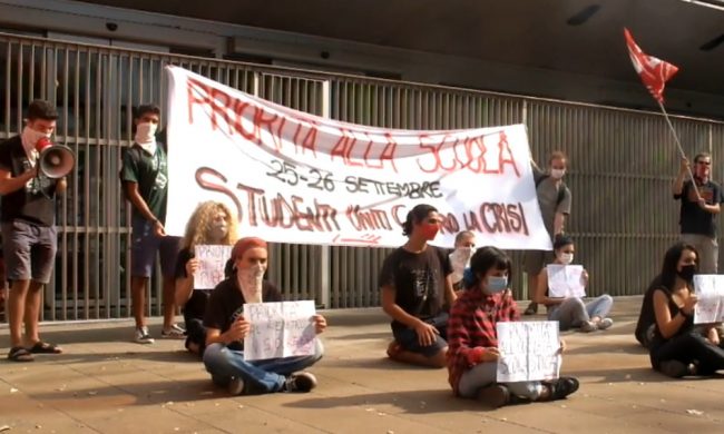 Studenti in piazza (anche a Lecco) per ridare priorità alla scuola