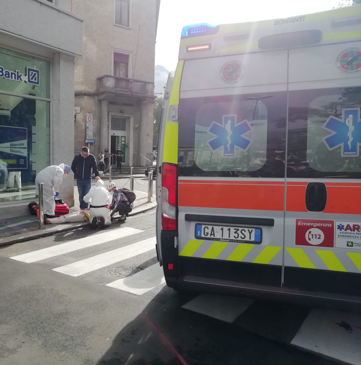 Inciampa in una grata: pensionata cade e si ferisce in centro