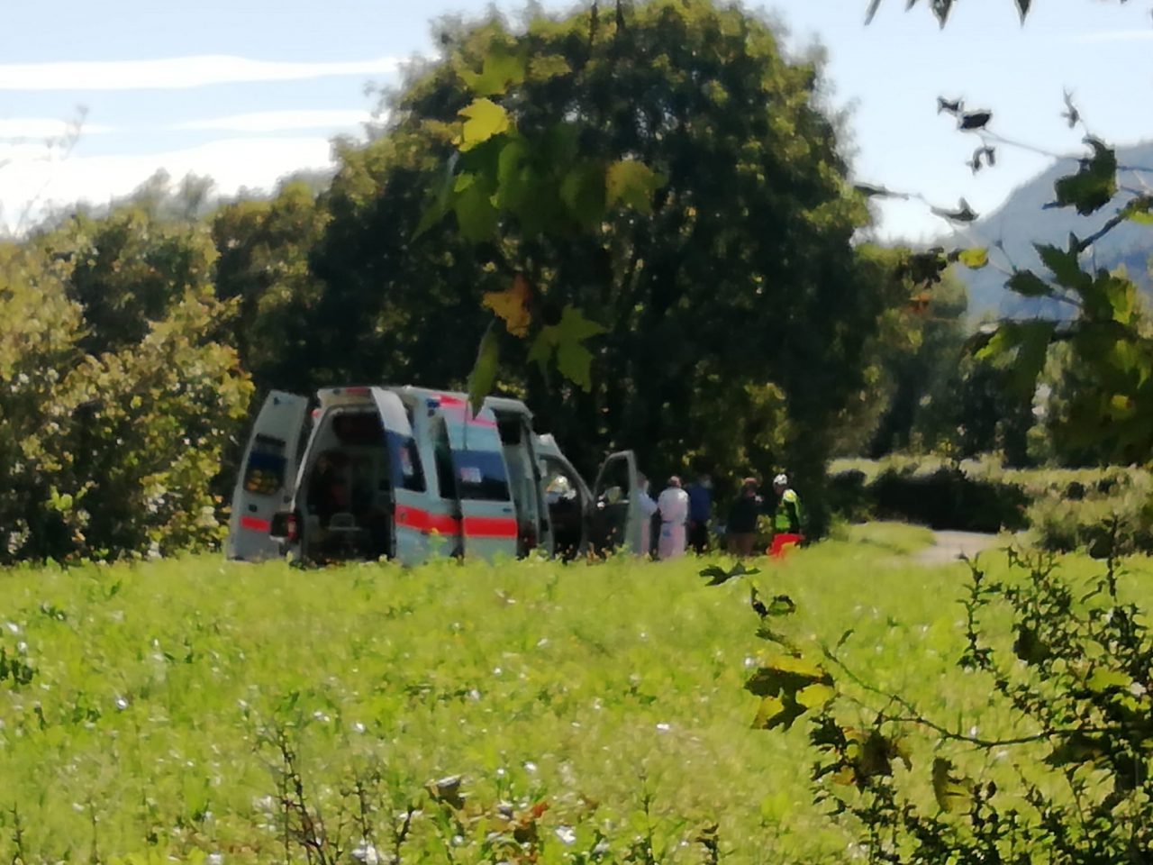 Non ce l’ha fatta il ciclista di Calolzio trovato a terra sull’alzaia