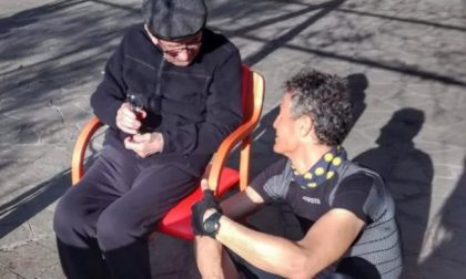 Inventa un apparecchio per parlare con il suocero di 105 anni ospite di una casa di riposo