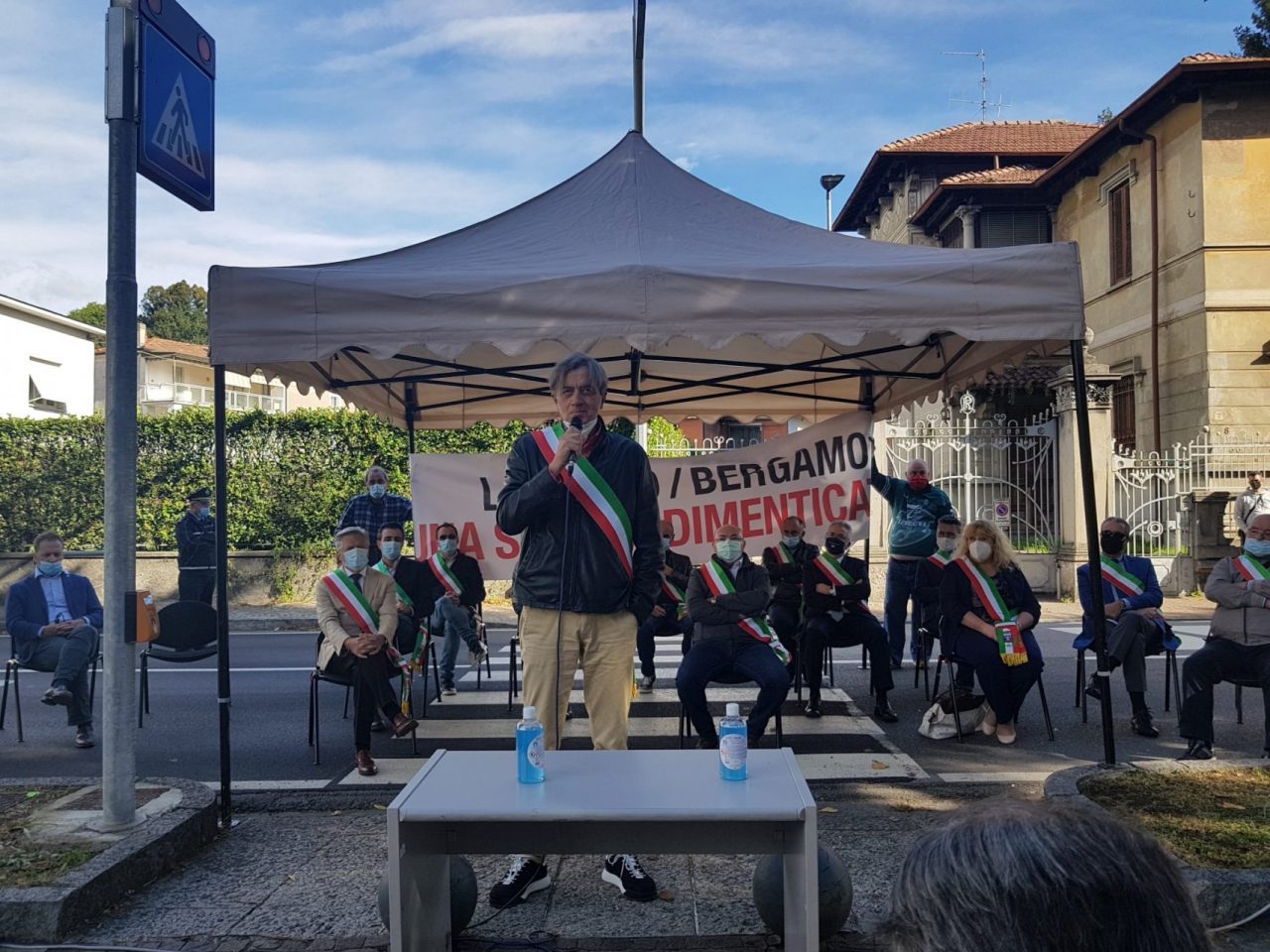 Lecco-Bergamo, i sindaci protestano e bloccano la strada FOTO e VIDEO