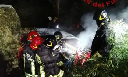 Tragico schianto a Como: auto in fiamme in un dirupo, morti due ragazzi ventenni