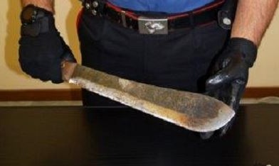 Blitz contro lo spaccio: arrestato 26enne irregolare beccato con droga e un machete
