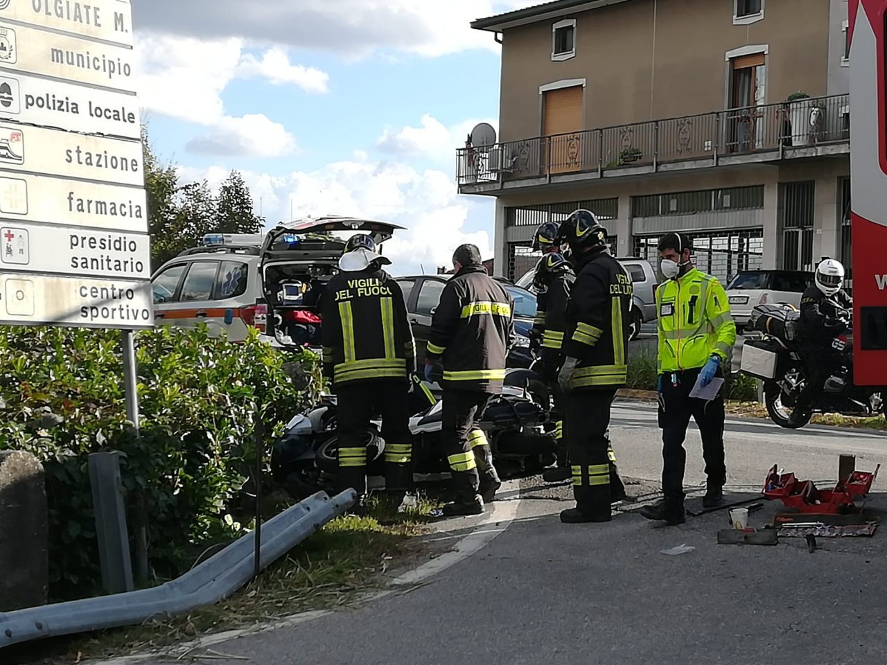 Moto si incastra sotto a un guard rail, strada provinciale paralizzata FOTO