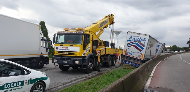 Mattinata di passione per un camion ribaltato sulla provinciale