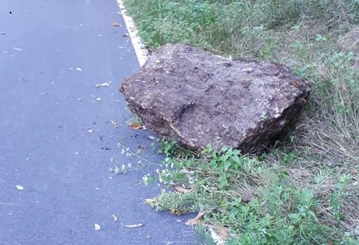 Paura in Valle: piovono massi sulla ciclabile FOTO