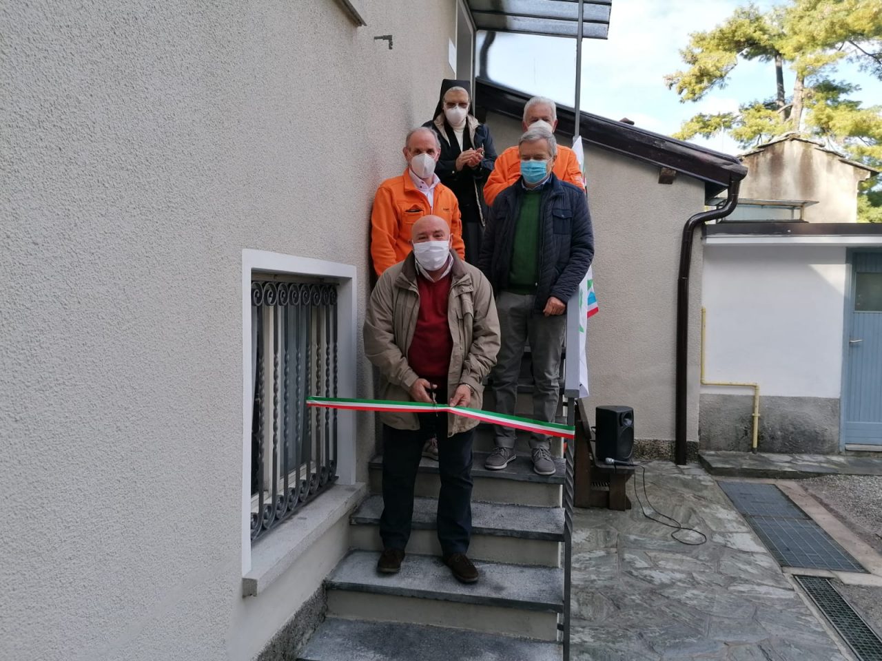 Tagliato il nastro della nuova sede Auser di Mandello FOTO