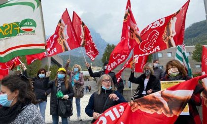 Presidio dei lavoratori fuori dall'ospedale di Lecco FOTO