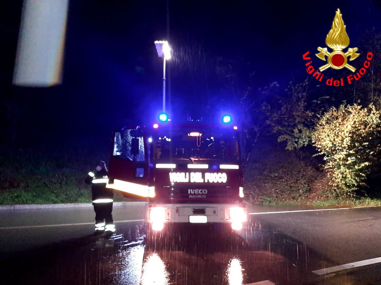 Maltempo, esondano le rogge e scariche di materiale in strada:  resta chiusa la strada Lecco-Bellagio