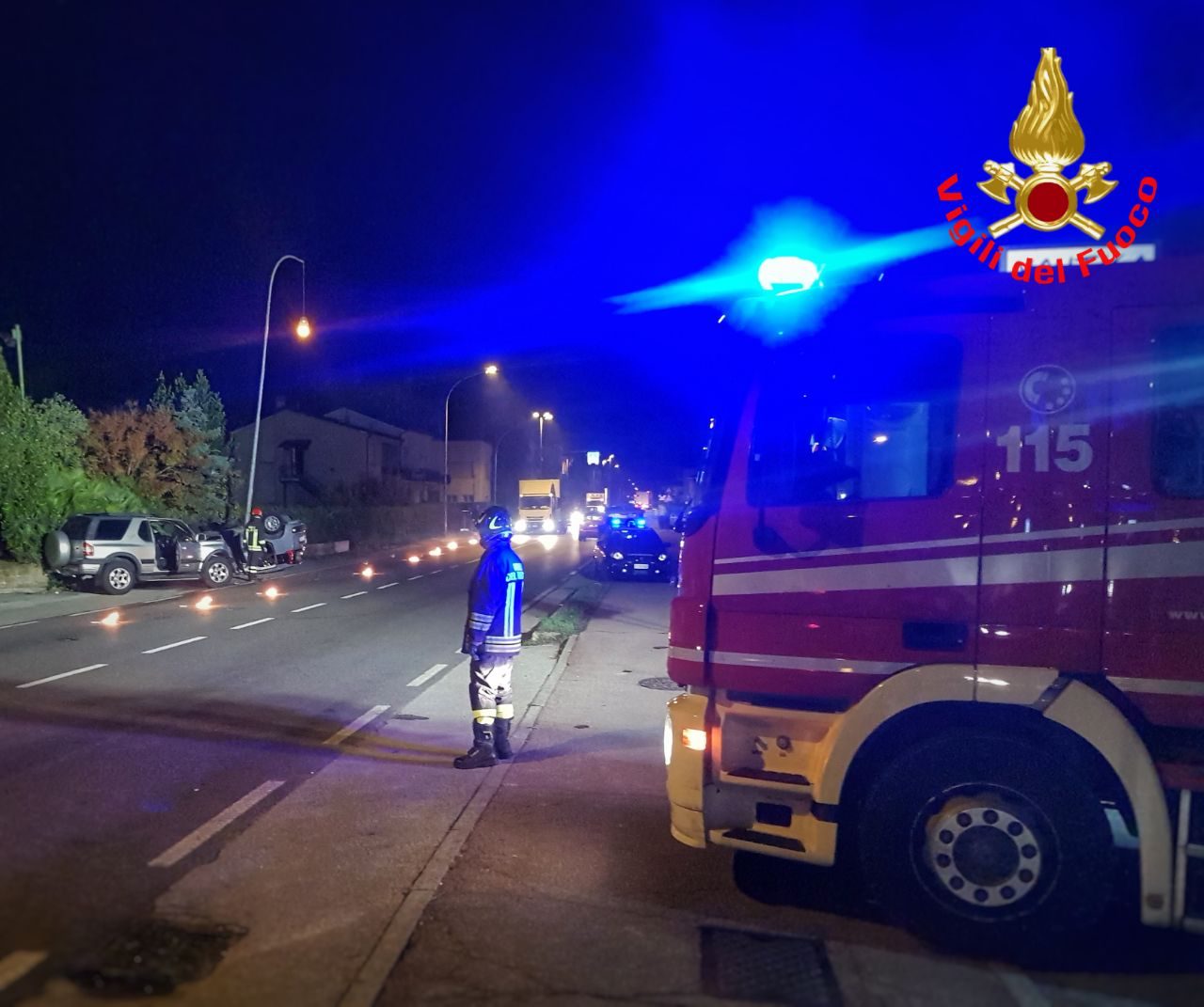 Schianto tra due auto nella notte sulla Provinciale: una macchina si ribalta. Coinvolti sette ventenni FOTO