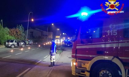 Schianto tra due auto nella notte sulla Provinciale: una macchina si ribalta. Coinvolti sette ventenni FOTO