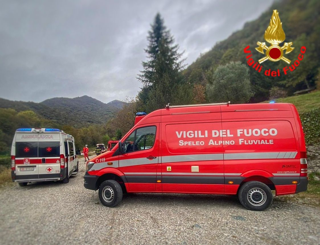 Cade a in Val dell’Oro e batte la testa: pensionata in condizioni serie