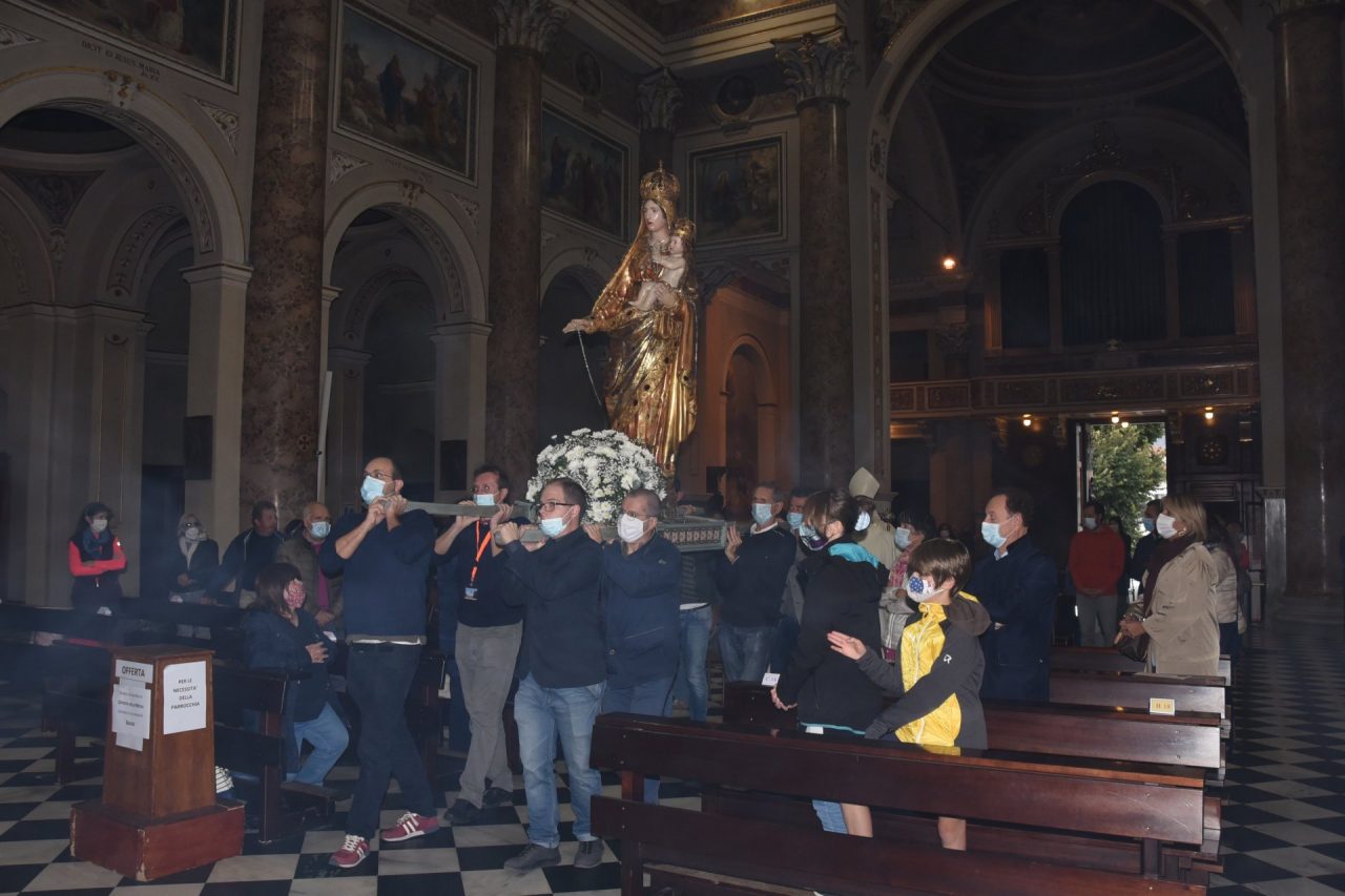Madonna del Rosario: processione in basilica FOTO