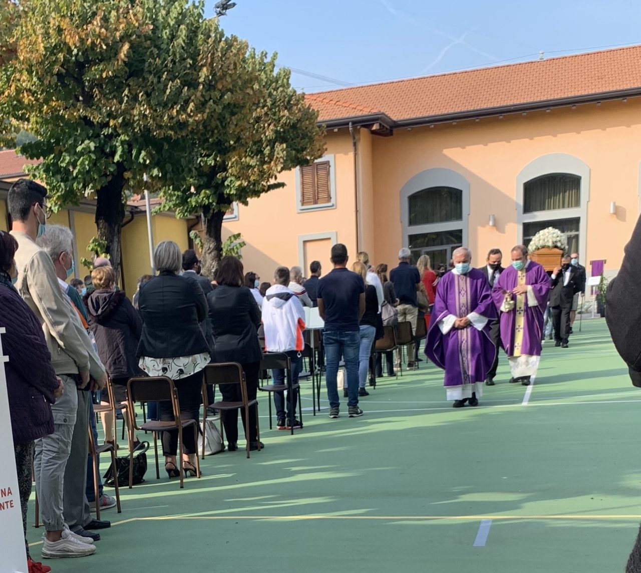 A Villa San Carlo l’ultimo saluto al giovane papà Manuel FOTO