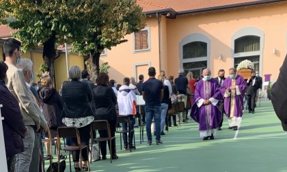 A Villa San Carlo l’ultimo saluto al giovane papà Manuel FOTO