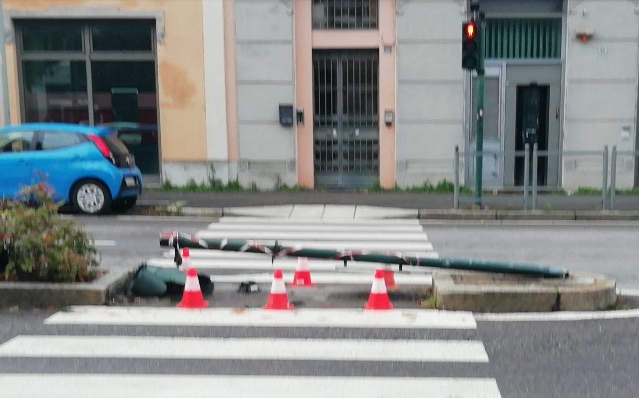 Incidente in centro: sbaglia la svolta, si schianta e abbatte il semaforo