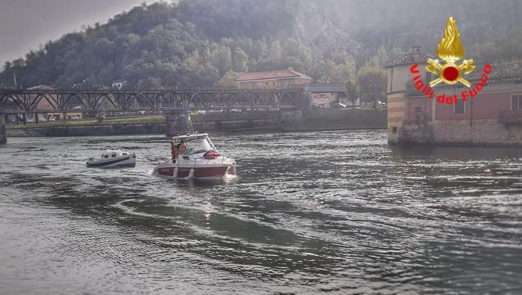 Barca “fantasma” alla deriva: intervengono i Vigili del fuoco