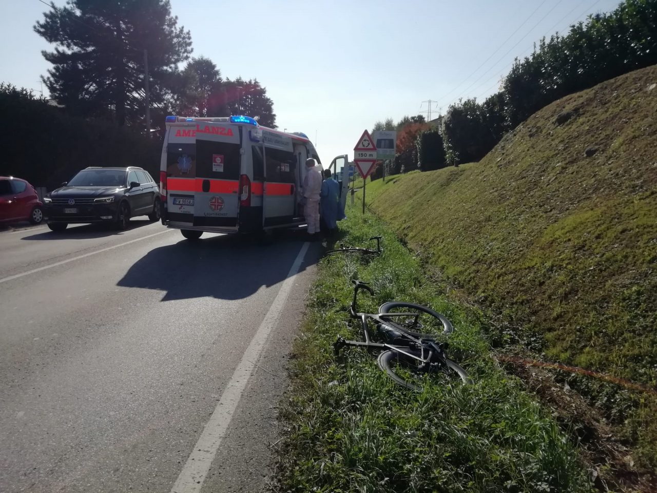 Auto sperona due ciclisti e poi sparisce nel nulla FOTO