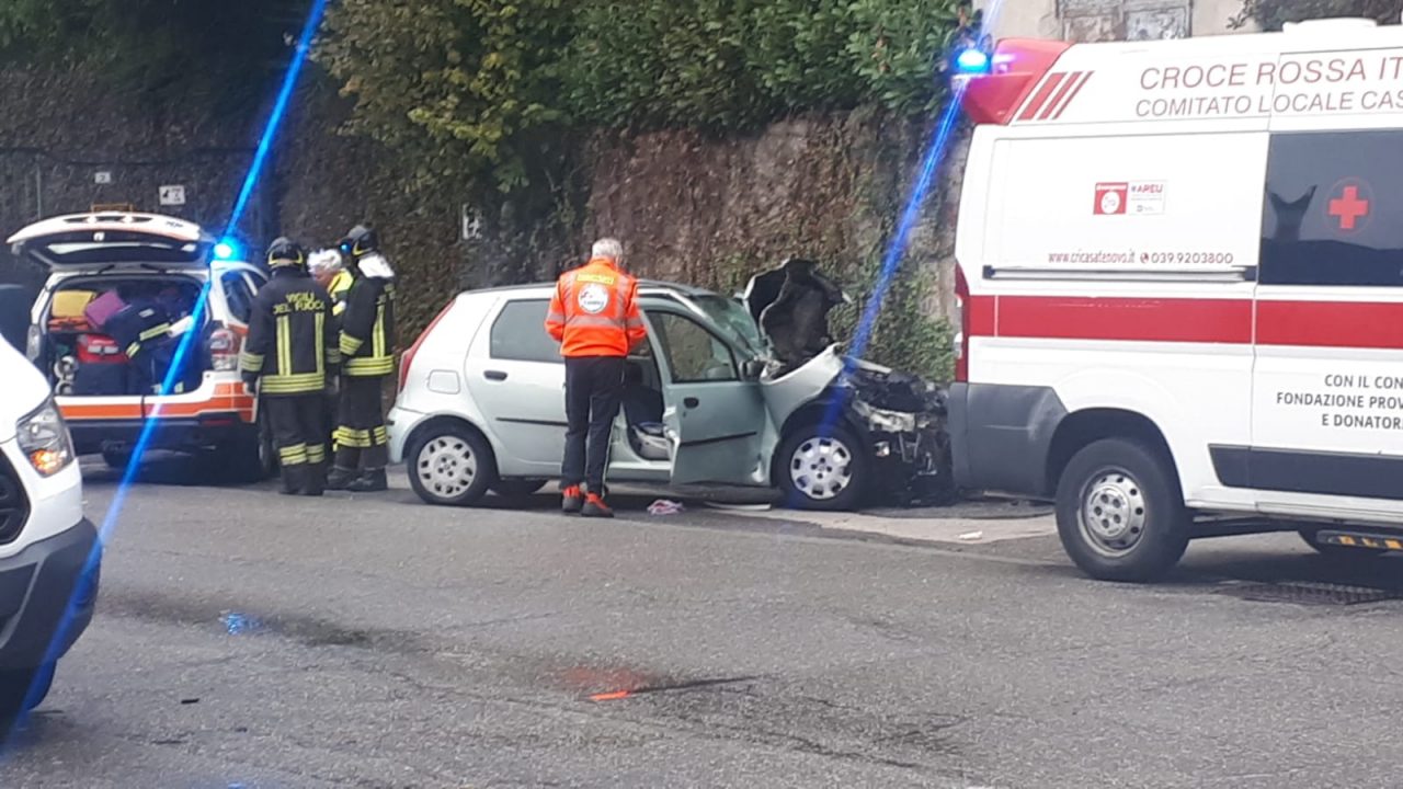 Auto tampona camioncino della frutta: 62enne soccorso in codice rosso FOTO