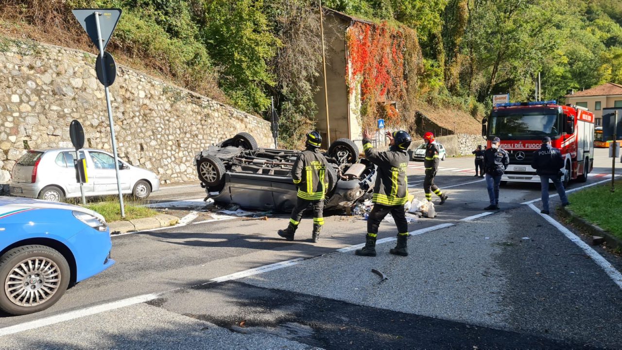 Sfonda il guard rail con l’auto e precipita da un tornante della Lecco-Ballabio: 65enne in gravi condizioni FOTO