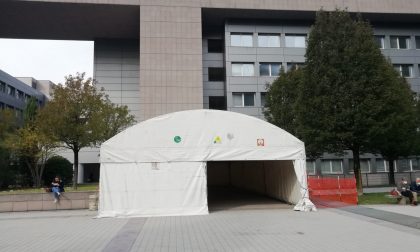 Il gran cuore degli alpini: montate le tende fuori dall'ospedale di Lecco per proteggere i cittadini in coda