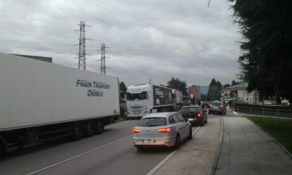 Sciopero alla Spreafico, la provinciale Santa bloccata da una ventina di camion FOTO