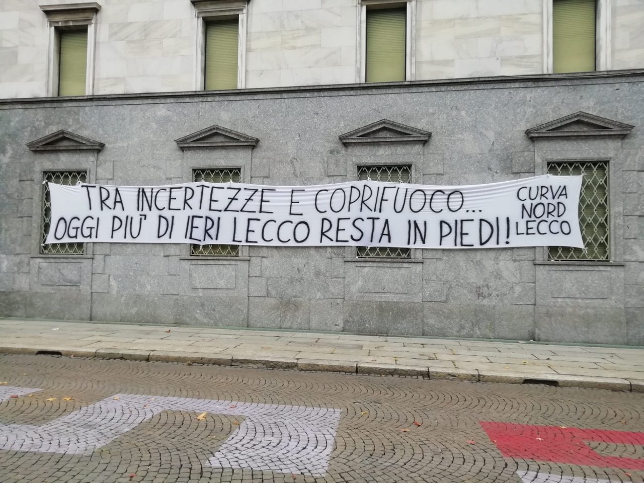 Striscione in piazza dei tifosi della Curva Nord: “Tra incertezze e coprifuoco oggi più di ieri Lecco resta in piedi”