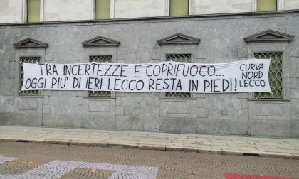 Striscione in piazza dei tifosi della Curva Nord: "Tra incertezze e coprifuoco oggi più di ieri Lecco resta in piedi"