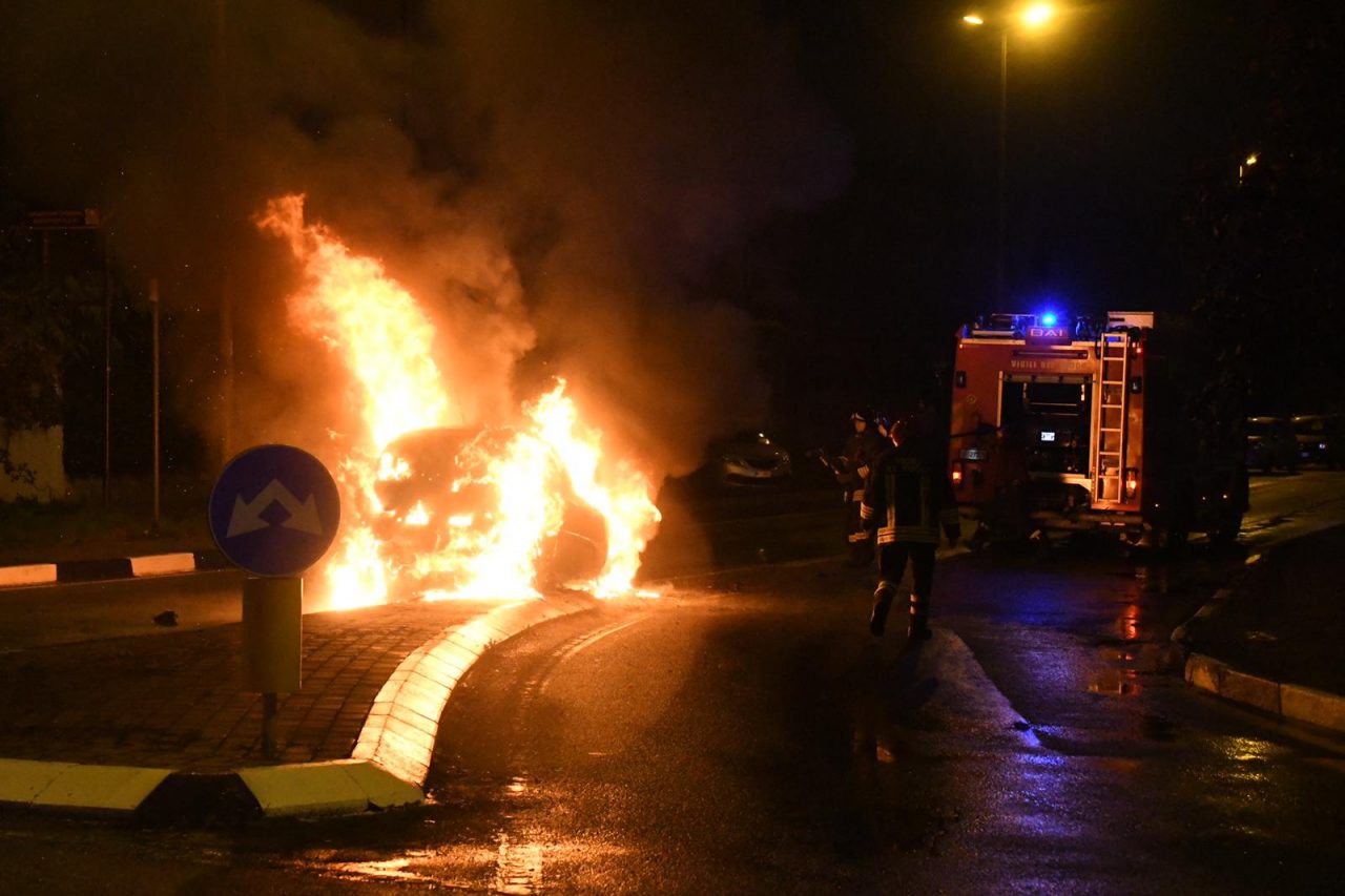 Choc in Brianza: si schianta e l’auto va in fiamme, uomo salvato da un passante – FOTO e VIDEO