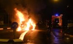 Choc in Brianza: si schianta e l’auto va in fiamme, uomo salvato da un passante – FOTO e VIDEO