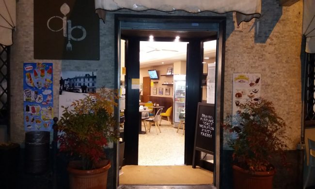 La simbolica protesa del baristi contro il Dpcm: serrande alzate dopo le 18