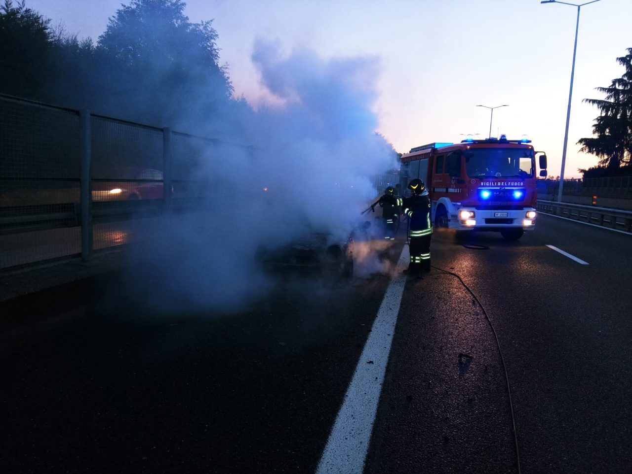 Auto a fuoco sulla Tangenziale Est in direzione Lecco: intervengono i pompieri FOTO