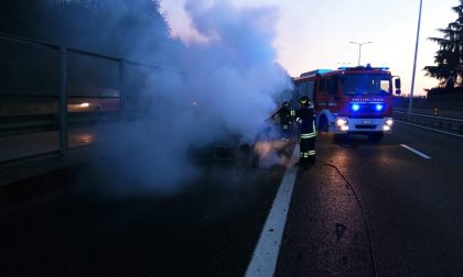 Auto a fuoco sulla Tangenziale Est in direzione Lecco: intervengono i pompieri FOTO