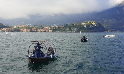 Toccante addio a Ennio: per la prima volta le ceneri disperse nel lago a Lecco VIDEO