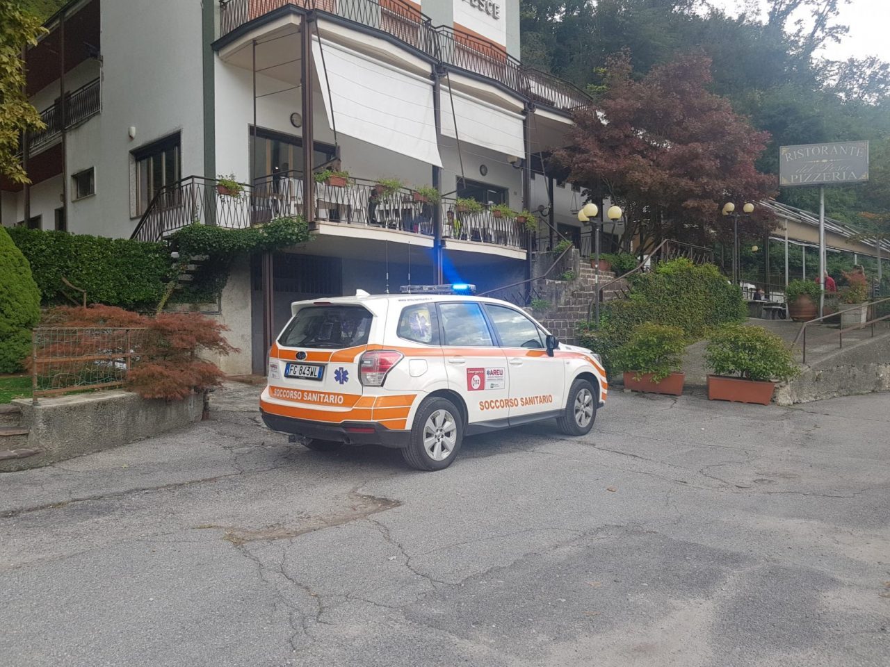 Accusano malore a pranzo, soccorsi al ristorante FOTO