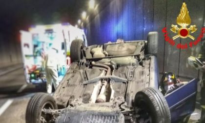 Auto ribaltata nell’attraversamento di Lecco FOTO
