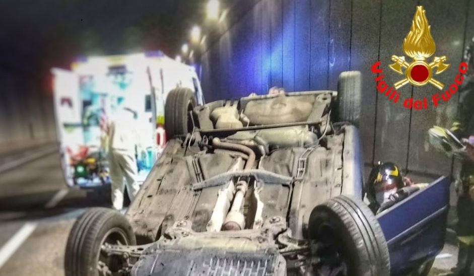 Auto ribaltata nell’attraversamento di Lecco FOTO