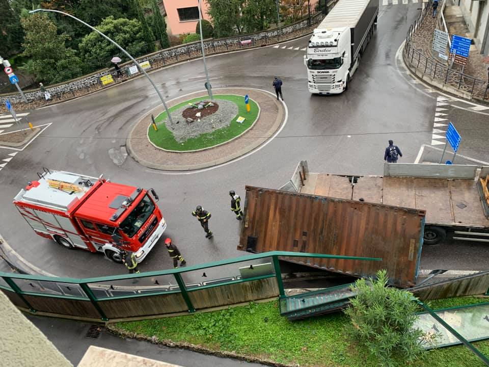 camion perde rimorchio a Calolzio