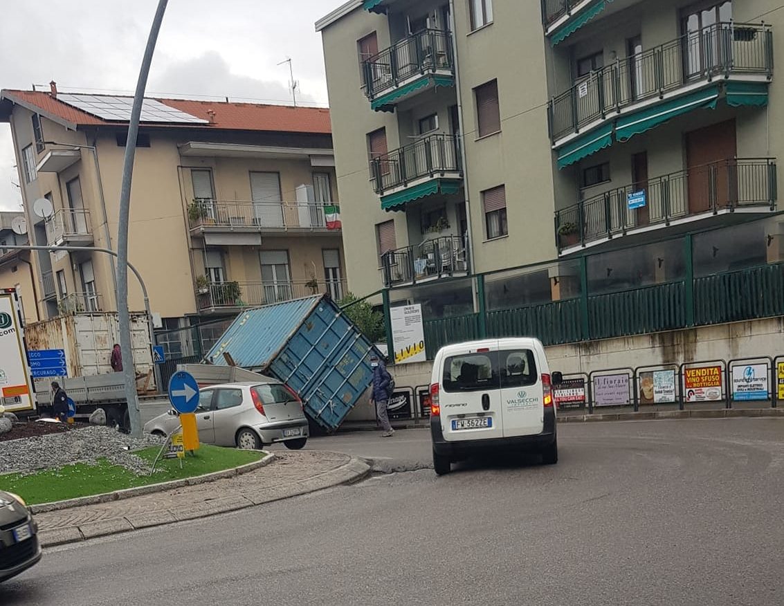 camion perde rimorchio calolzio 2