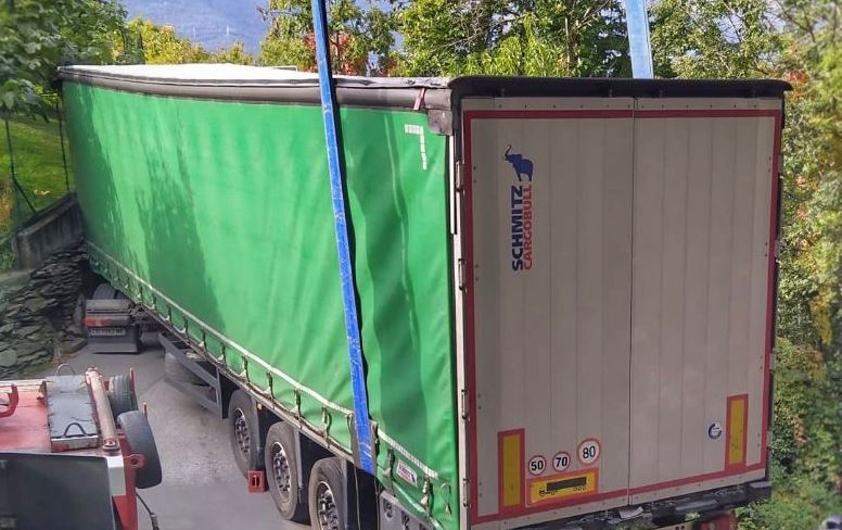 Camion incastrato per colpa del navigatore: spettacolare intervento dell’autogru del Vigili del Fuoco