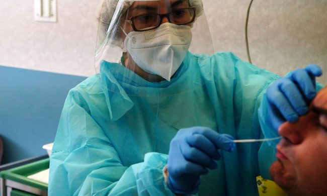 Da lunedì in Lombardia tamponi rapidi per individuare il Covid