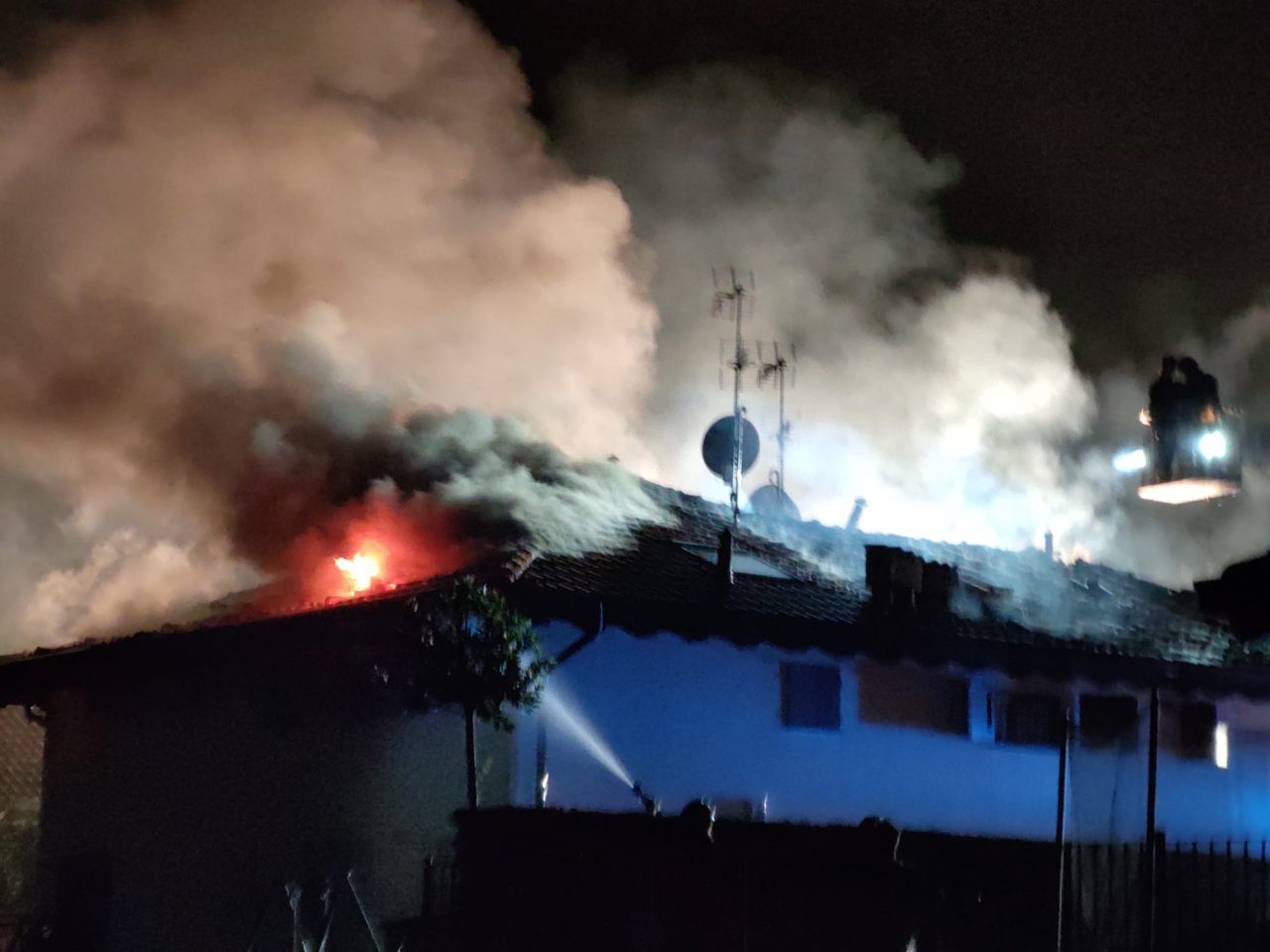Incendio devastante, distrutto il tetto di una palazzina FOTO e VIDEO