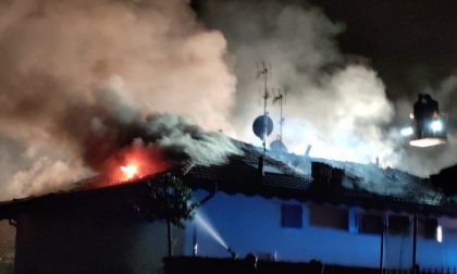 Incendio devastante, distrutto il tetto di una palazzina FOTO e VIDEO