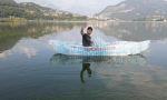 Nel lago con una barca di bottiglie: l'impresa di uno youtuber lecchese