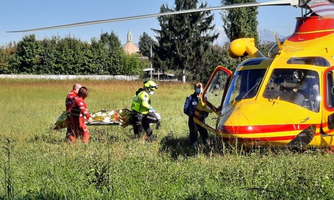 Choc in Brianza: si spoglia e si butta nel vuoto