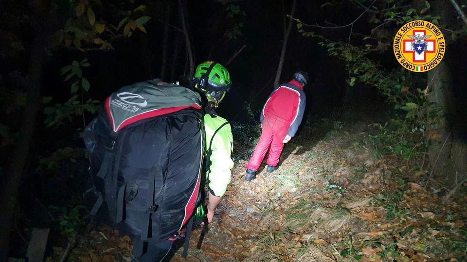 Si schianta con il parapendio su un albero, riesce a scendere ma poi si perde: salvato dal Soccorso Alpino