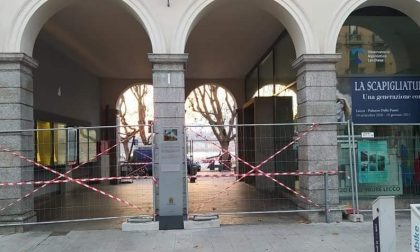 Transenne a Palazzo delle Paure, riaccese le polemiche sui clochard in centro