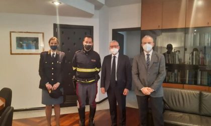 Fa la spesa per una coppia di anziani soli: il Prefetto incontra l'agente dal cuore grande