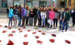 Lo striscione di “Zapatos rojos” sul municipio di Mandello