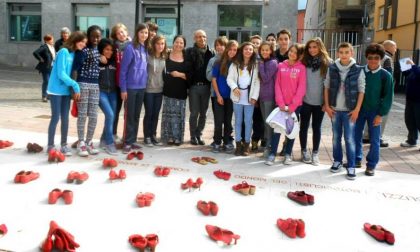 Lo striscione di “Zapatos rojos” sul municipio di Mandello